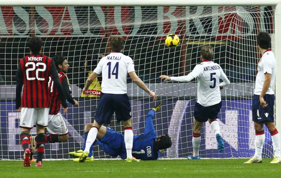 Curci cincischia dopo una punizione di Balotelli. LaPresse